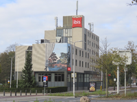 908527 Gezicht op de achter- en zijgevel van Hotel Ibis Utrecht (Bizetlaan 1) te Utrecht, vanaf de Pijperlaan, met op ...